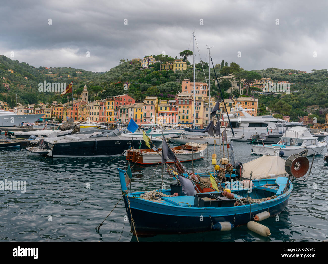 Schöne Aussicht von Portofino, einem italienischen Fischerdorf, Provinz Genua, Italien. Stockfoto