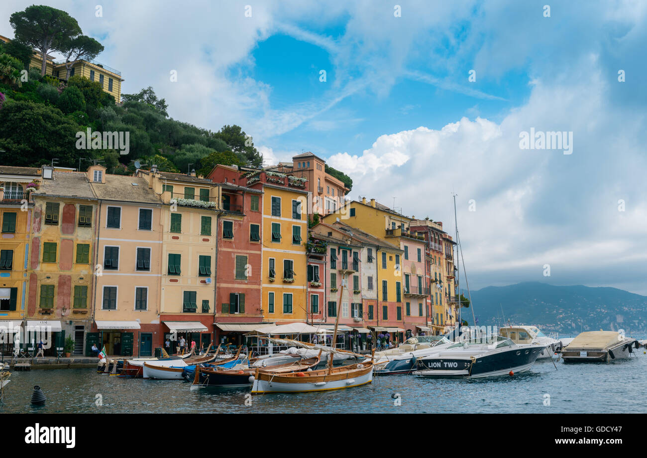 Schöne Aussicht von Portofino, einem italienischen Fischerdorf, Provinz Genua, Italien. Stockfoto