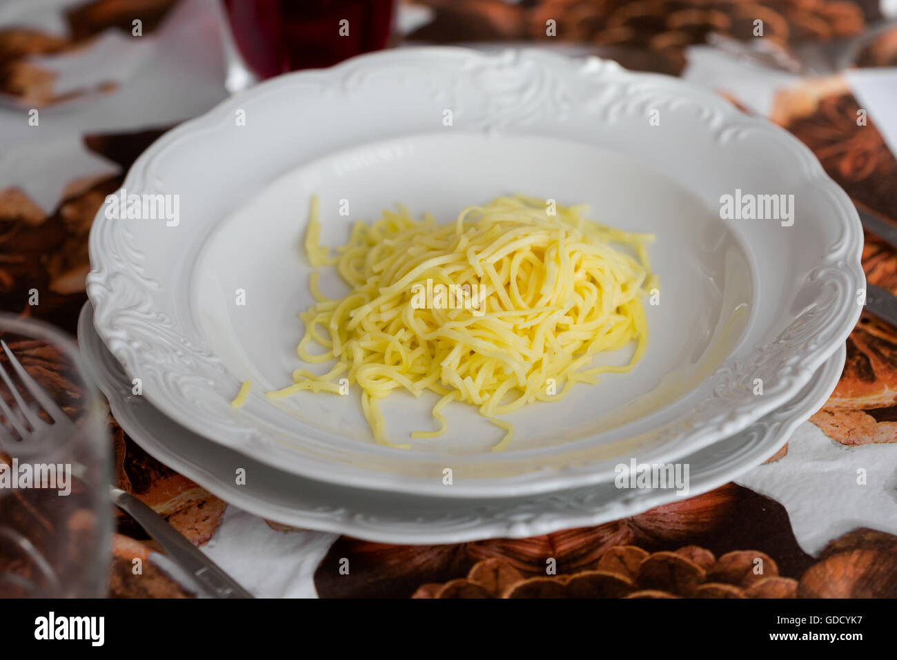 Polnischen schlesischen Nudel für traditionelle Brühe. Von Oma gemacht Stockfoto