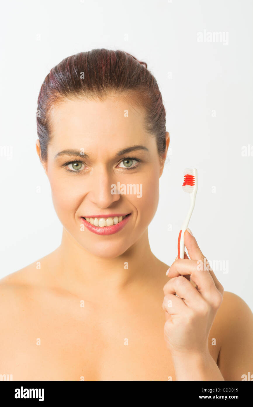 Frau, die ihre Zähne putzen Stockfoto