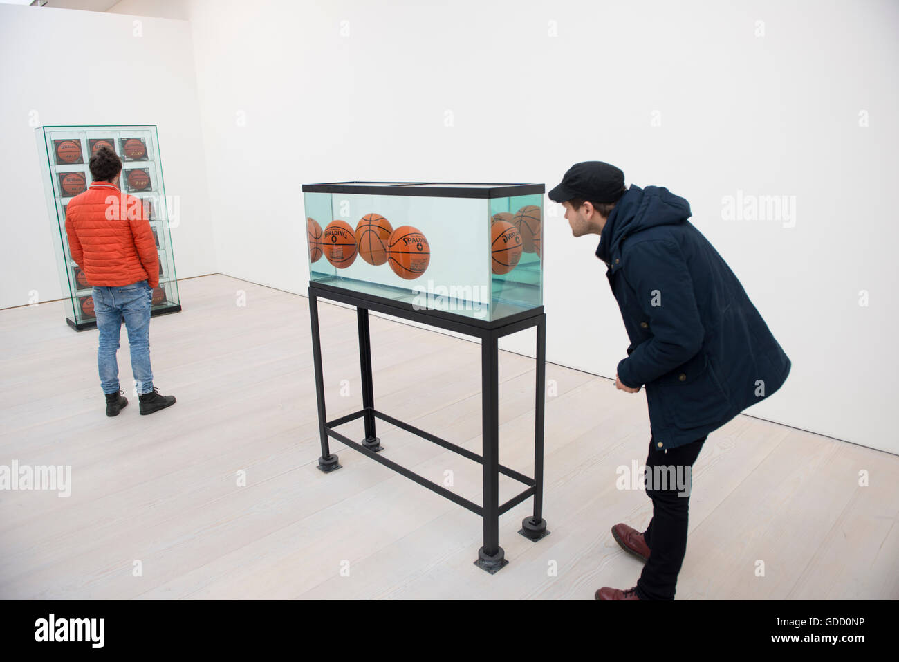 Jeff Koons drei Kugel Gleichgewicht Tank in der Saatchi gallery Stockfoto