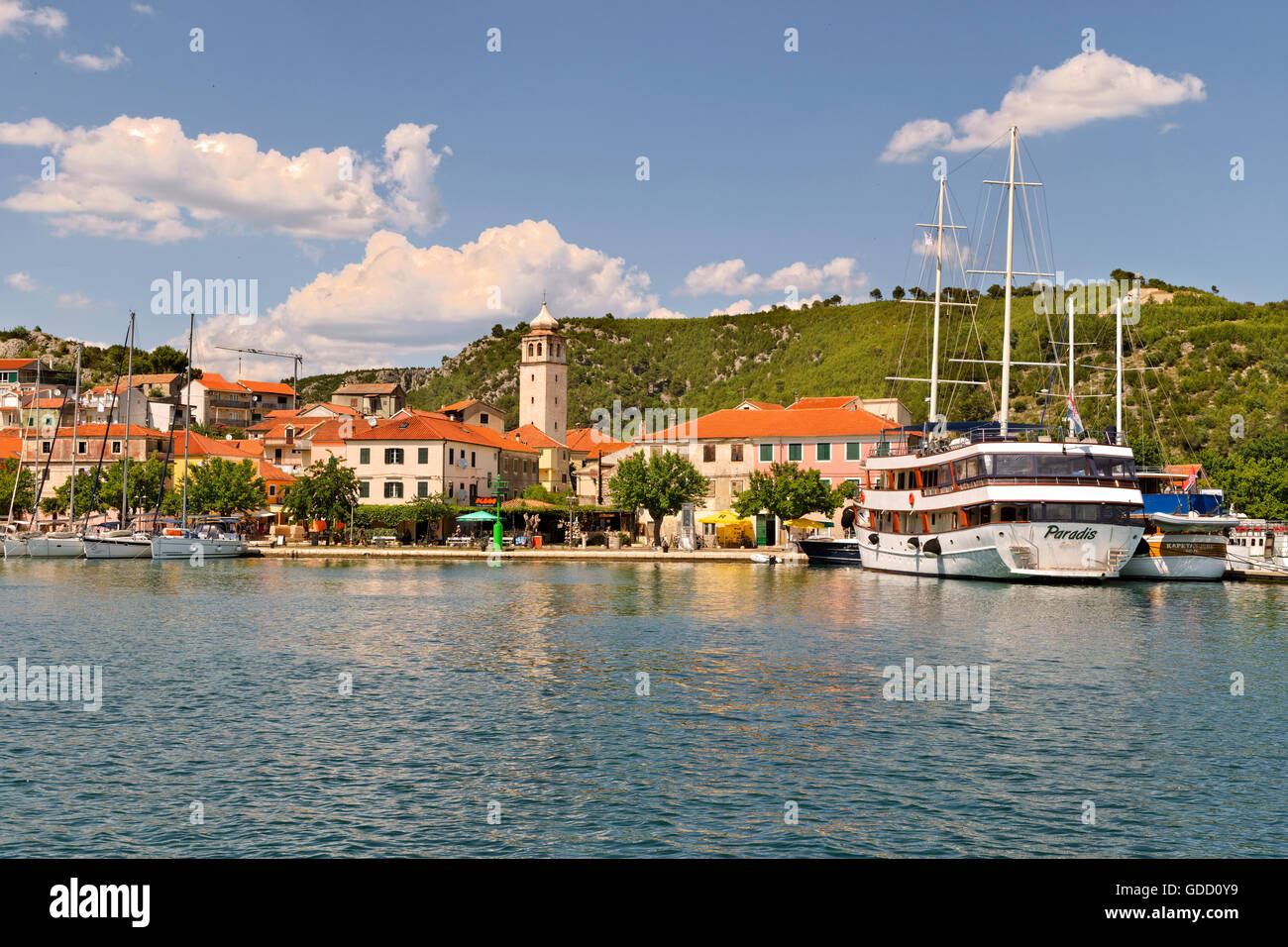 Die Stadt Skradin, der Fluss Cikola, jenseits von Sibenik und Beginn der Krka Nationalpark, Kroatien. Stockfoto