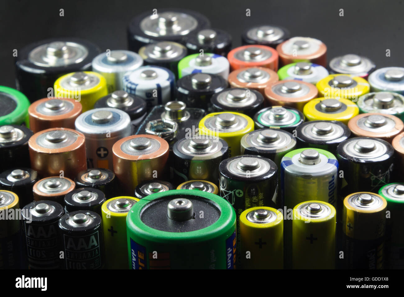 Batterien verschiedener Typen und Farben Stockfoto