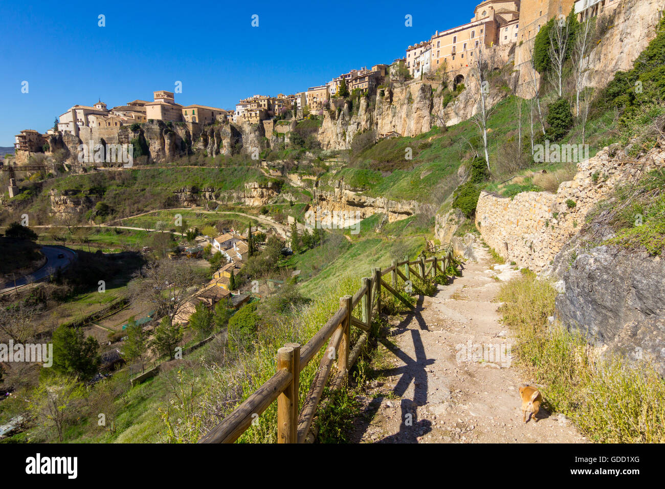 Weg mit hölzernen Geländer auf dem Lande in die Stadt Cuenca, Spanien Stockfoto