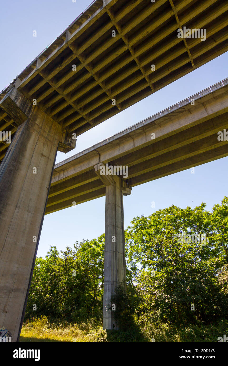 Doppelbrücke aus Holz unterstützt hohe Stockfoto