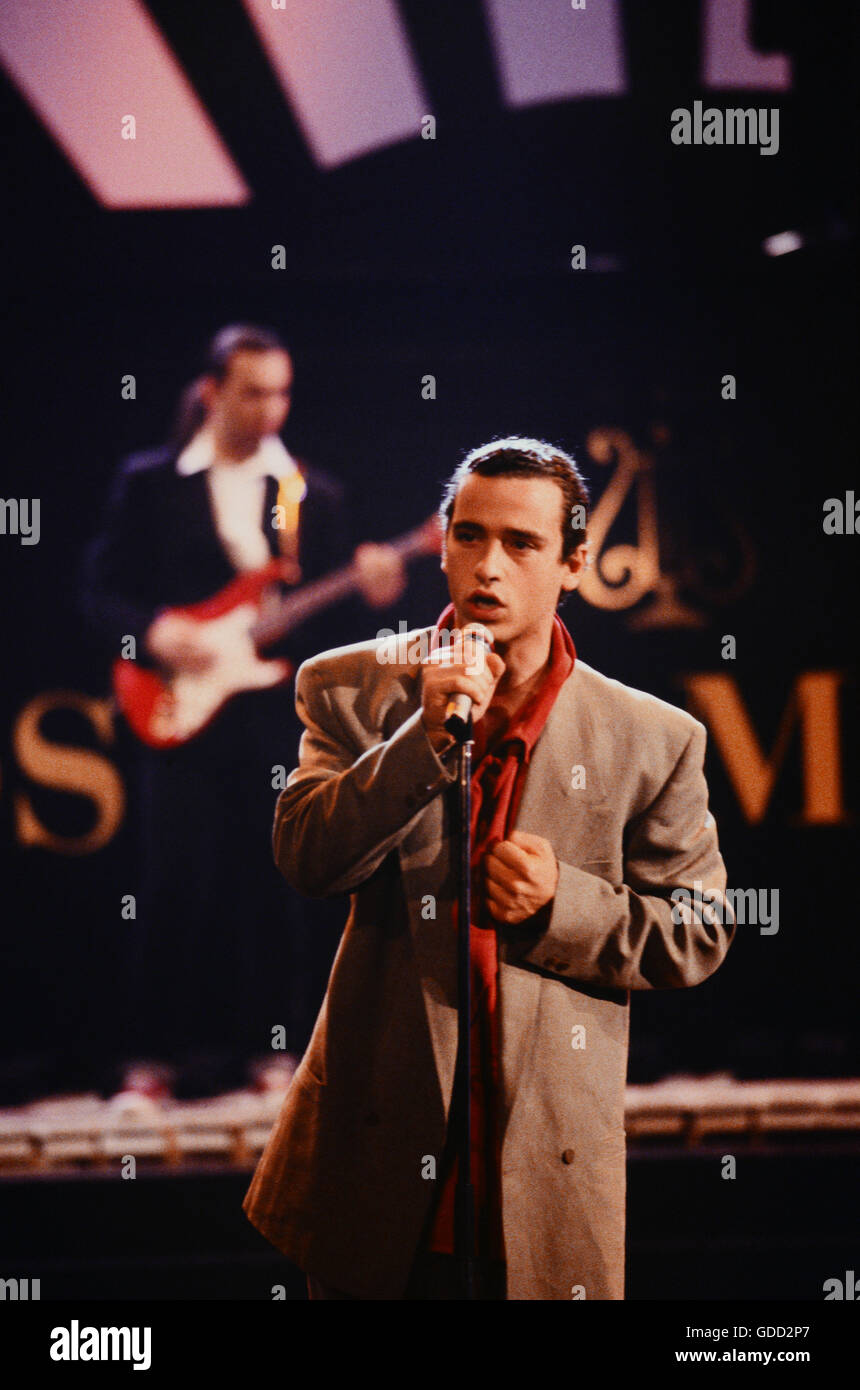 Ramazzotti, Eros, * 28.10.1963, italienischer Sänger, halbe Länge, Bühnenauftritt im Telecast 'Wetten dass...?', Festsaal Hof, Oberfranken, 7.4.1990, Stockfoto