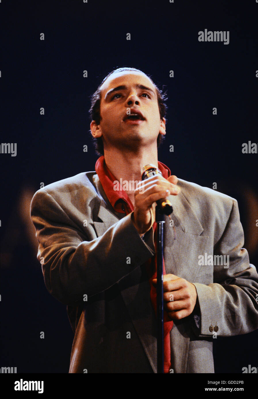 Ramazzotti, Eros, * 28.10.1963, italienischer Sänger, halbe Länge, Bühnenauftritt im Telecast 'Wetten dass...?', Festsaal Hof, Oberfranken, 7.4.1990, Stockfoto