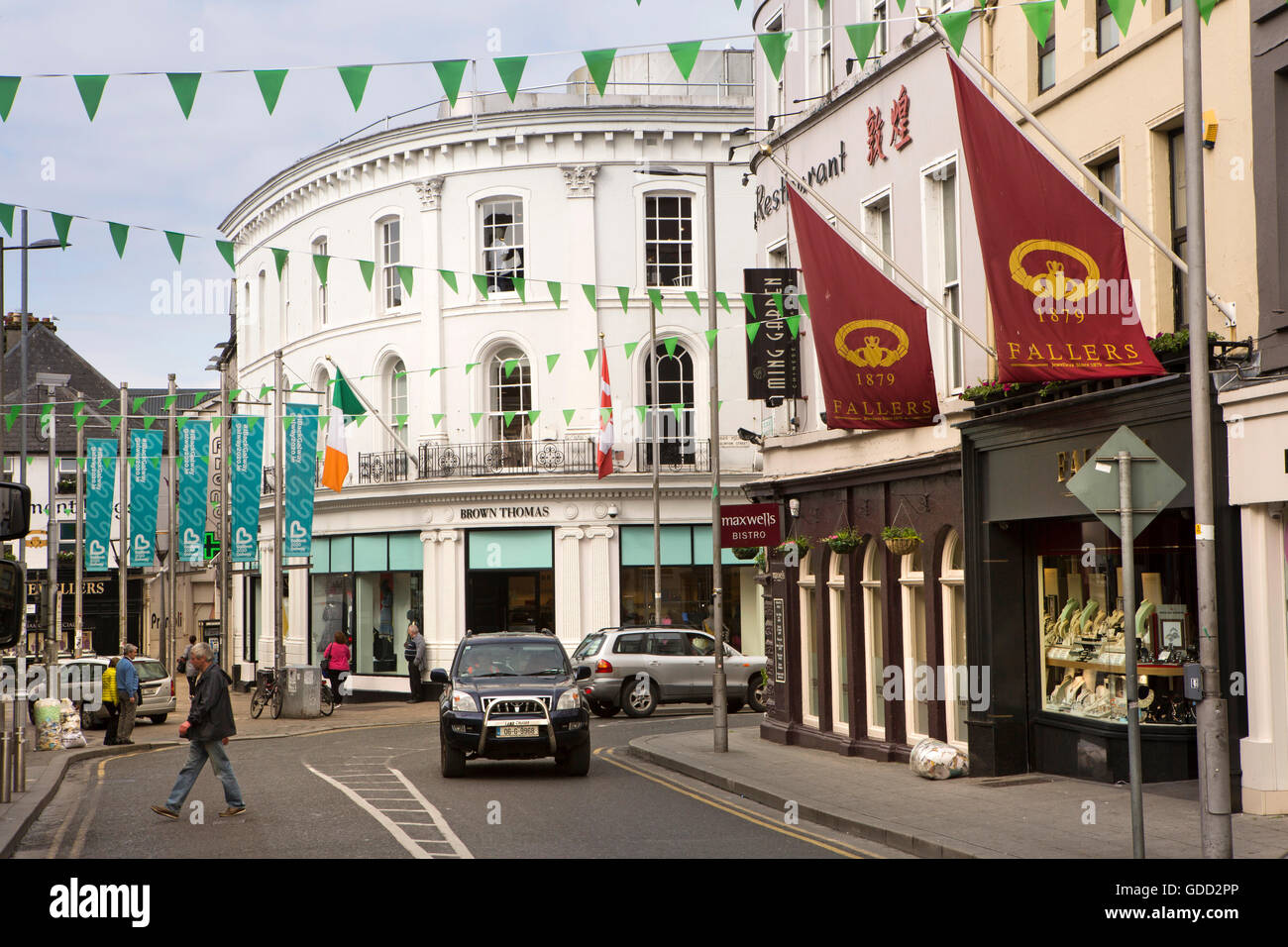 Irland, Co. Galway, Galway, Eglinton Street, Brown Thomas Store auf Cormer Shop Street Stockfoto