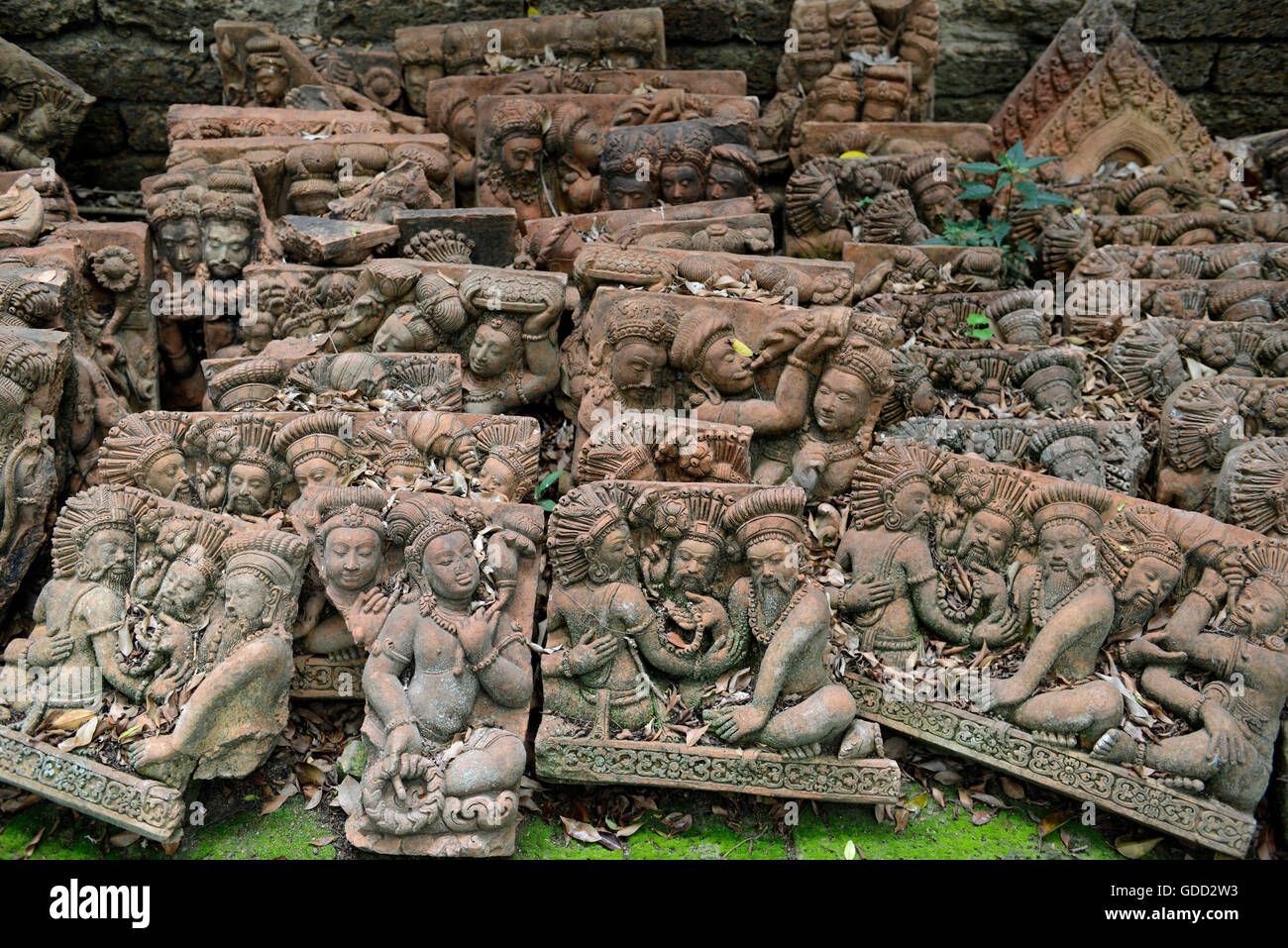 ein Garten und ein Buddha Terracotta von Herrn Ban Phor Linag Meuns Terracota Art in der Stadt Chiang Mai im Norden Thailands in Sou Stockfoto