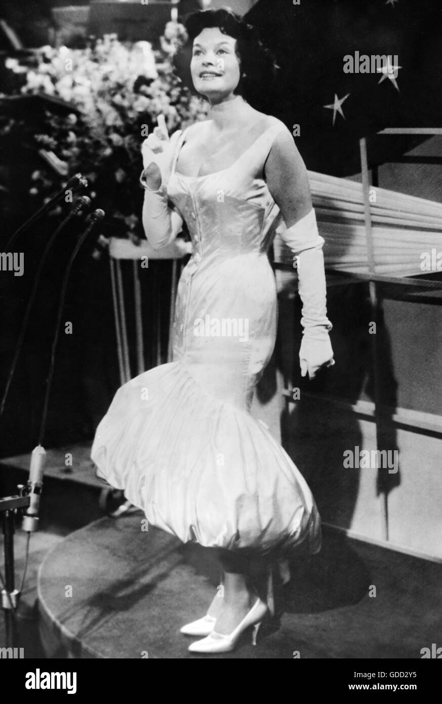 Hielscher, Margot, * 29.9.1919, deutsche Schauspielerin, volle Länge, bei Bühnenauftritt, Grand Prix Eurovision de la Chanson Europeenne, Hilversum, 14.3.1958, Stockfoto
