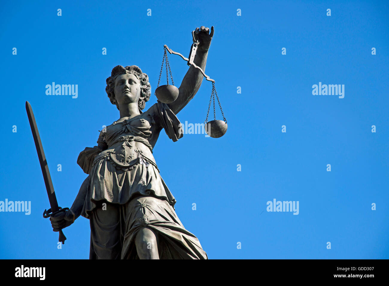 Dame Justice, römische Justizgottheit, mit Schwert und Schuppenbanne des Scharfrichters, Brunnen der Gerechtigkeit, Roemerberg (Römberg), Frankfurt am Main, Deutschland, Stockfoto