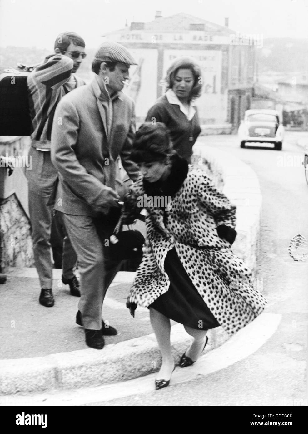 Belmondo, Jean-Paul, * 9.4.1933, französischer Schauspieler, halbe Länge, mit der ersten Frau Renee 'Elodie' Conantins, Villefranche-sur-Mer, März 1963, Stockfoto