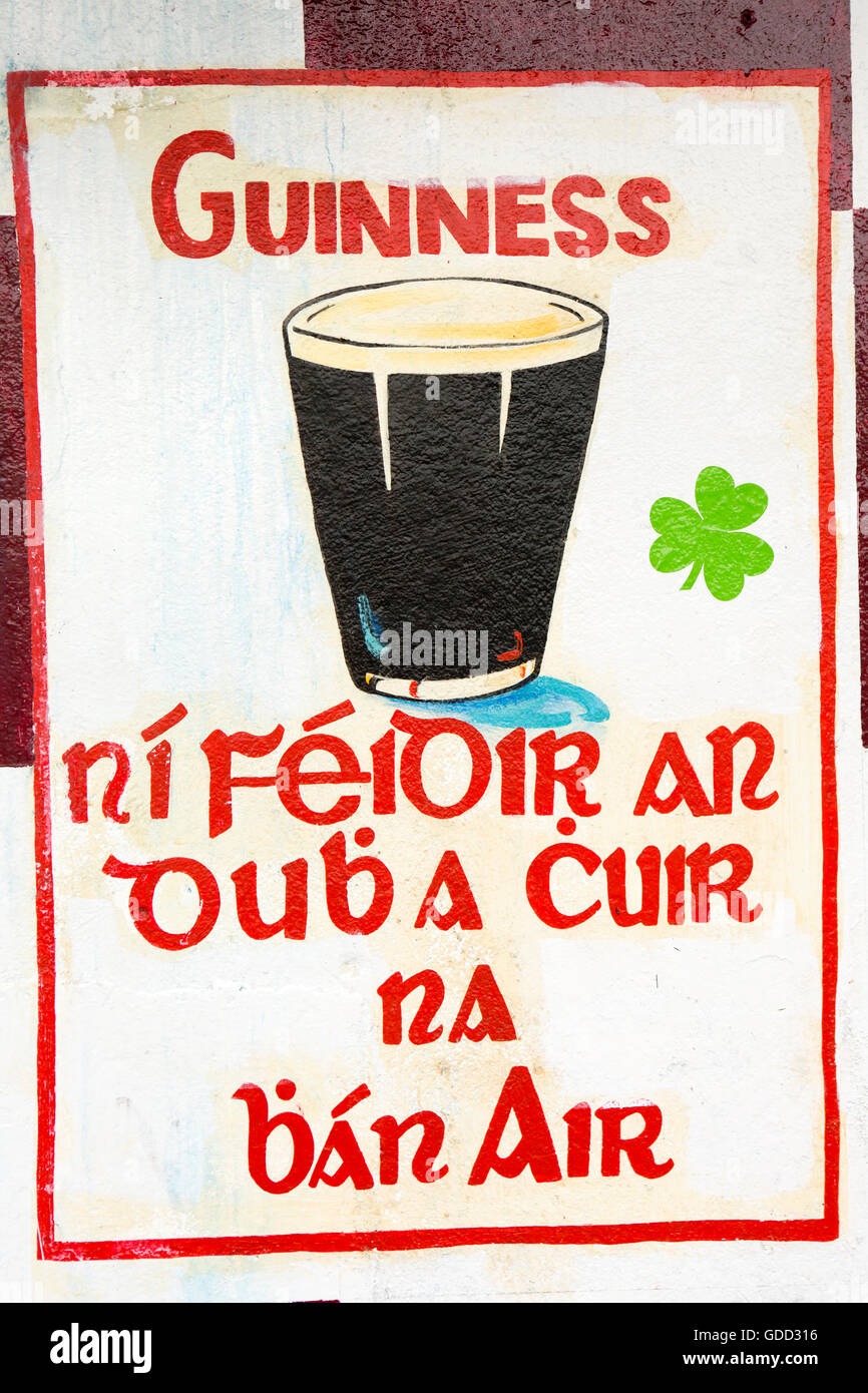 Irland, Co. Galway, Galway, Markt Samstag, Cross Street, Dew Drop Inn, Gälisch Guinesss Werbung Stockfoto