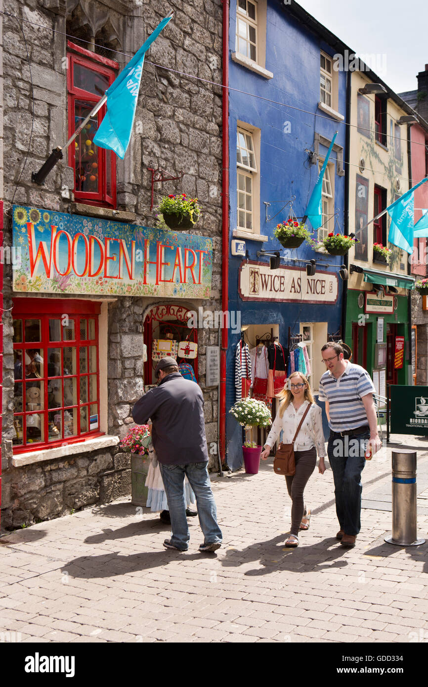 Irland, Co. Galway, Galway, Quay Street, bunten Geschäften, Herz aus Holz und doppelt so Nice Stockfoto