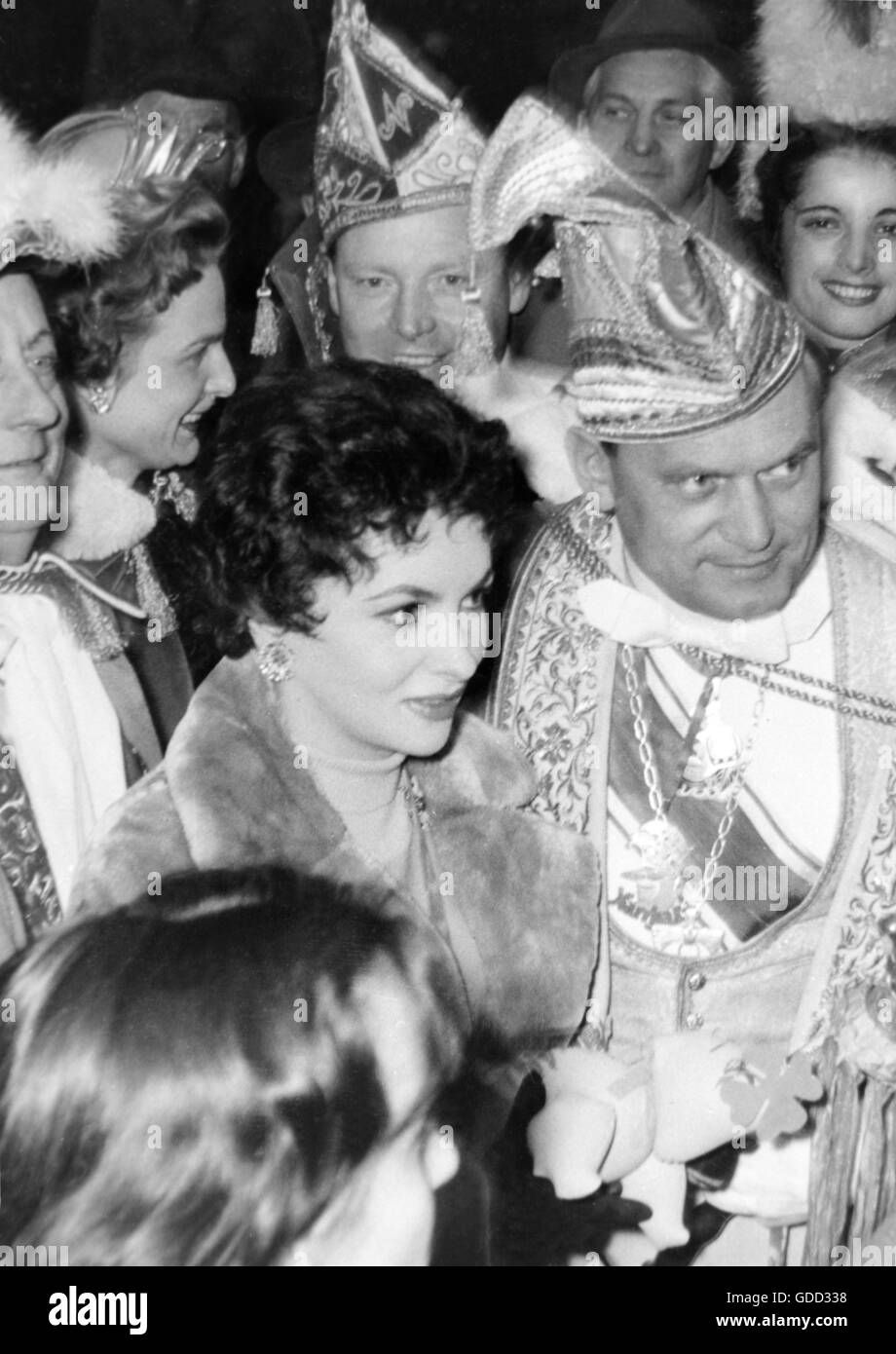 Lollobrigida, Gina, * 4.7.1927, italienische Schauspielerin, halbe Länge, mit Münchner Karnevalsfürst, Hauptbahnhof, München, 31.1.1955, Stockfoto