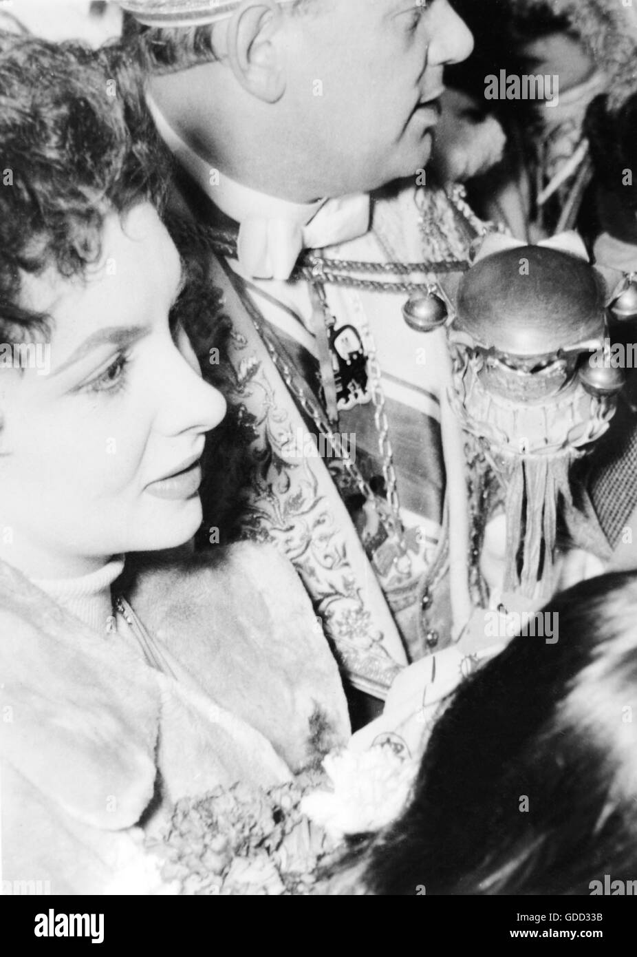 Lollobrigida, Gina, * 4.7.1927, italienische Schauspielerin, halbe Länge, mit Münchner Karnevalsfürst, Hauptbahnhof, München, 31.1.1955, Stockfoto