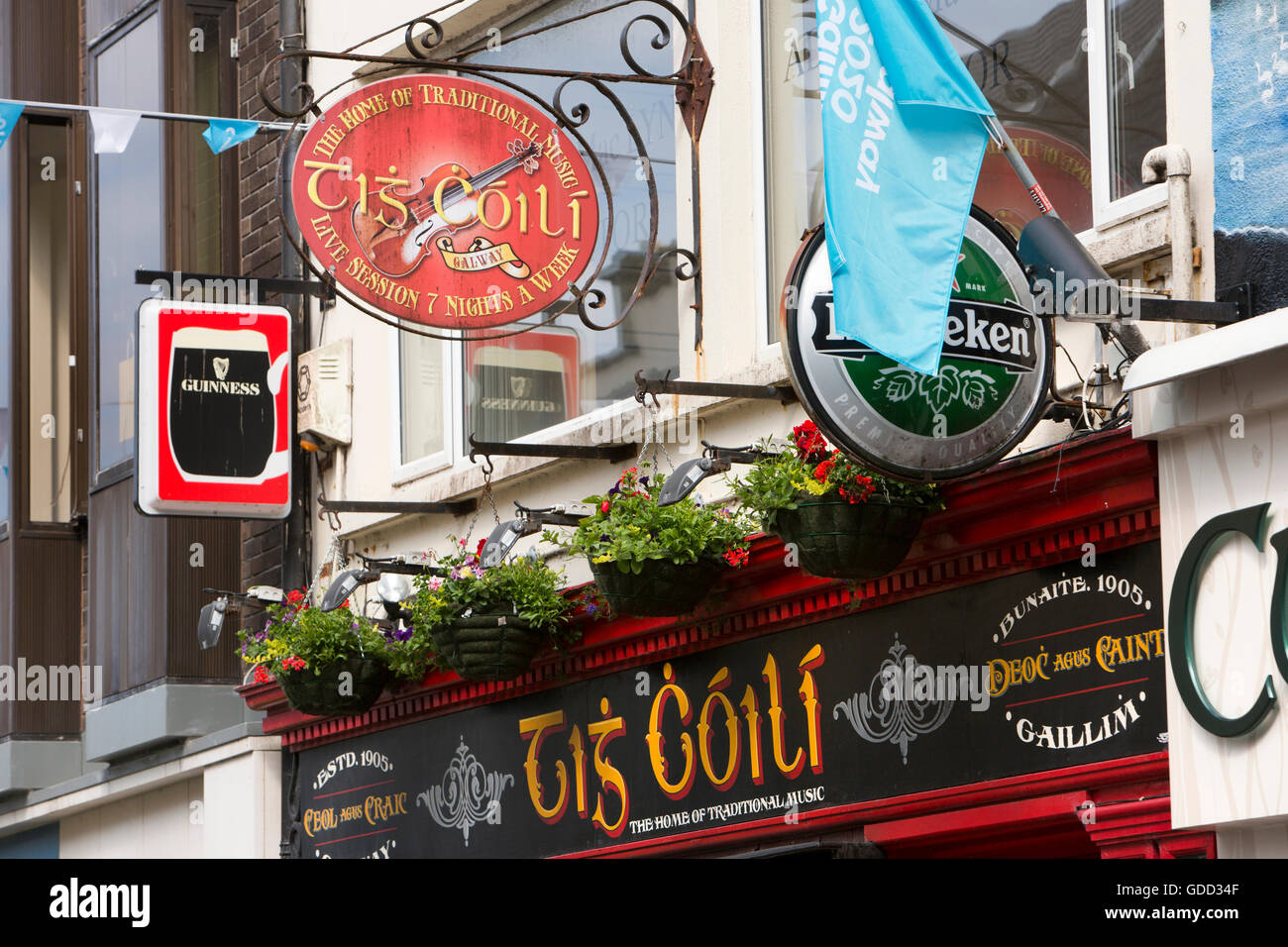 Irland, Co. Galway, Galway, Guard Hauptstraße, Tis Coili, traditionelle Musik Bar Zeichen Stockfoto