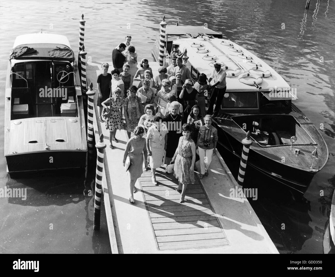 Lollobrigida, Gina, * 4.7.1927, italienische Schauspielerin, halbe Länge, während der XXIVth Venedig Film Festival, Venedig, August 1963, Stockfoto