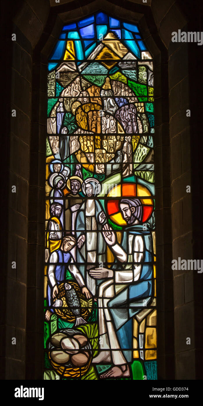 Co Galway, Galway, Irland, Kathedrale, Gleichnis der Brote und Fische Speisung der fünftausend, Buntglasfenster Stockfoto