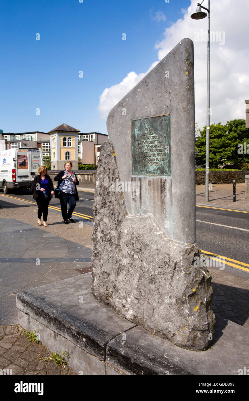 Irland, Co. Galway, Galway, Quay Street, Kapitän Wooley Denkmal für Seefahrer auf dem Meer verloren an Wolf Ton Brücke Stockfoto