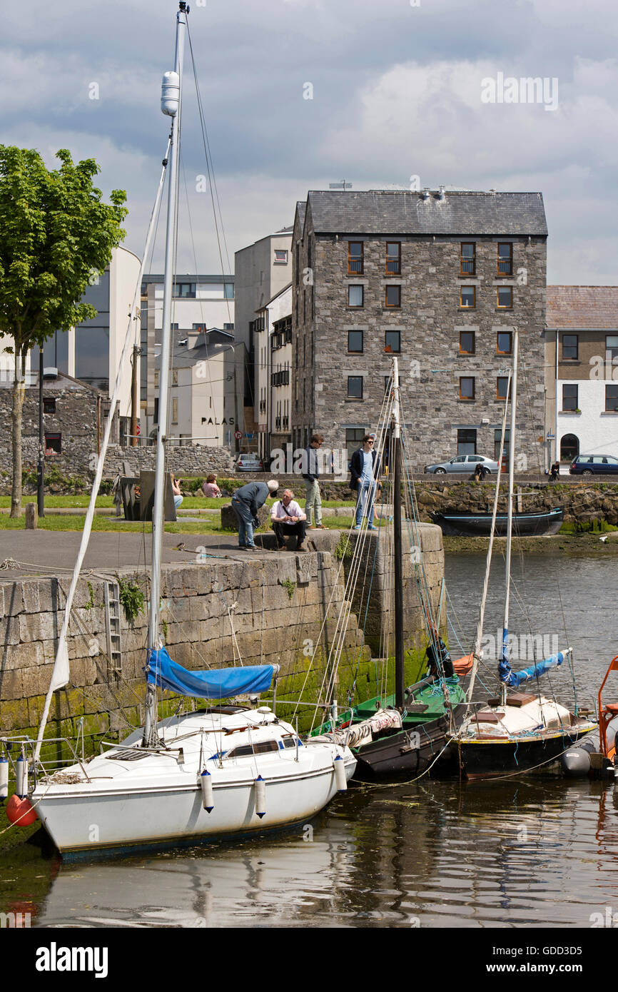 Irland, Co. Galway, Galway, Boote vertäut am Claddagh Quay Stockfoto