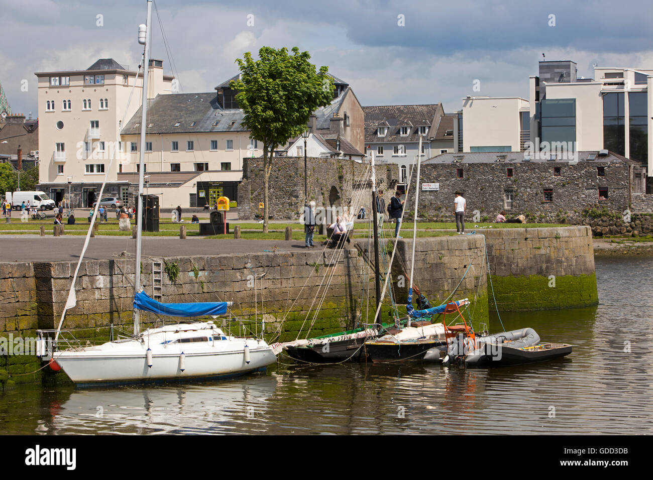 Irland, Co. Galway, Galway, Boote vertäut am Claddagh Quay gegenüber dem Spanish Arch Stockfoto