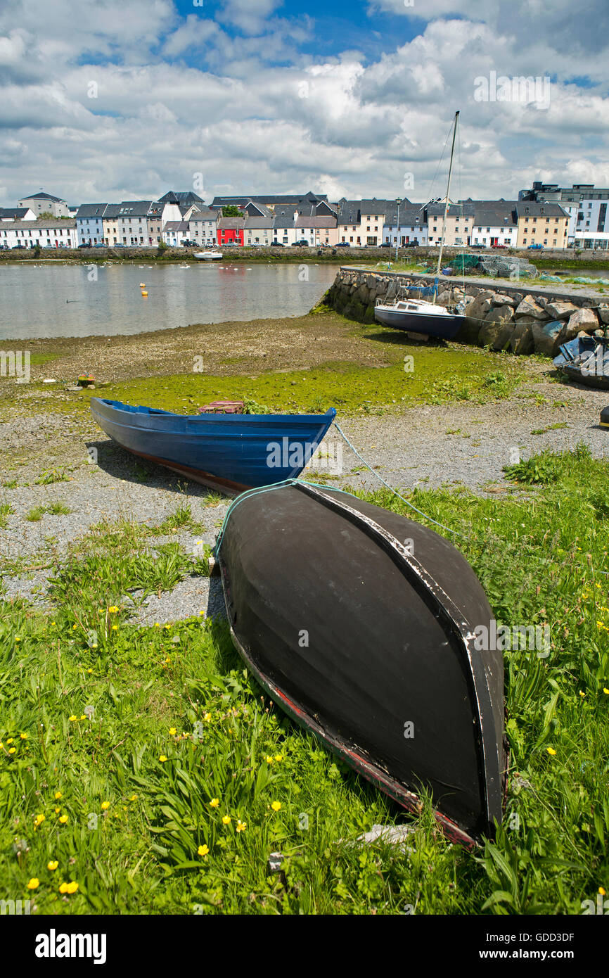 Irland, Co. Galway, Galway, Boote aus Wasser an Nimmos Pier gegenüber Long Walk Stockfoto