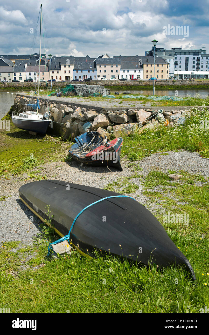 Irland, Co. Galway, Galway, Boote aus Wasser an Nimmos Pier gegenüber Long Walk Stockfoto