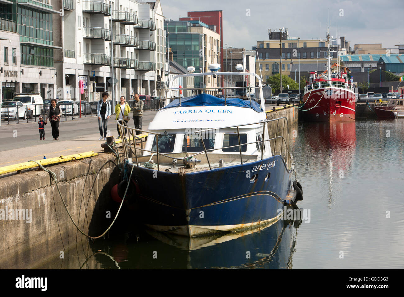 Irland, Co. Galway, Galway, Dock Road, Fischkutter und Ausflug Tour Boot Tarrea Königin vertäut im Dock Nr. 1 Stockfoto