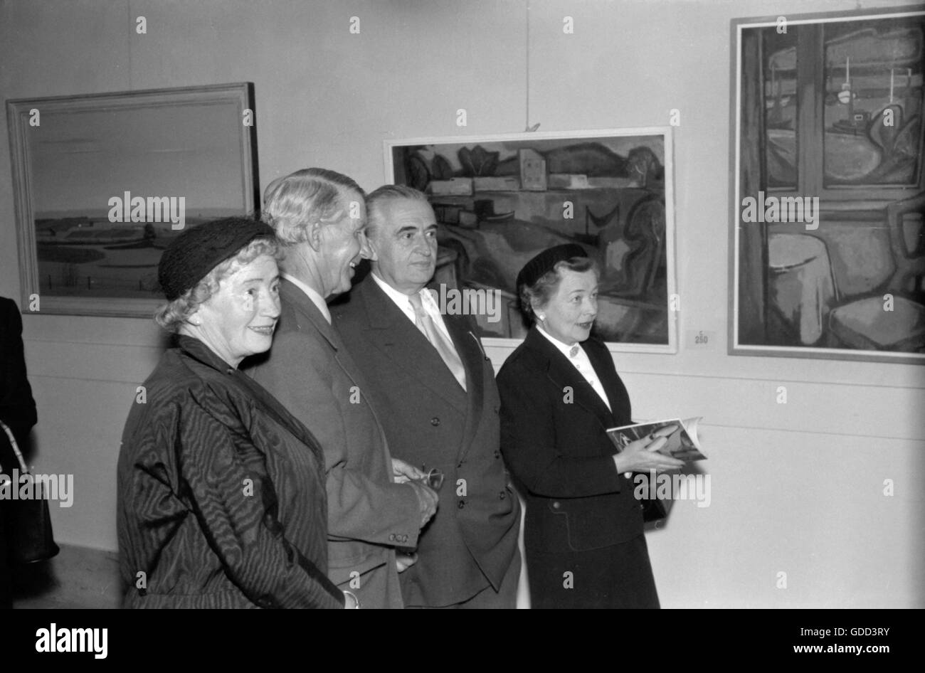 Gurlitt, Wolfgang, 15.2.1888 - 26.3.1965, deutscher Kunsthändler und Verleger, in einer Kunstausstellung, München, Mai 1955, Stockfoto