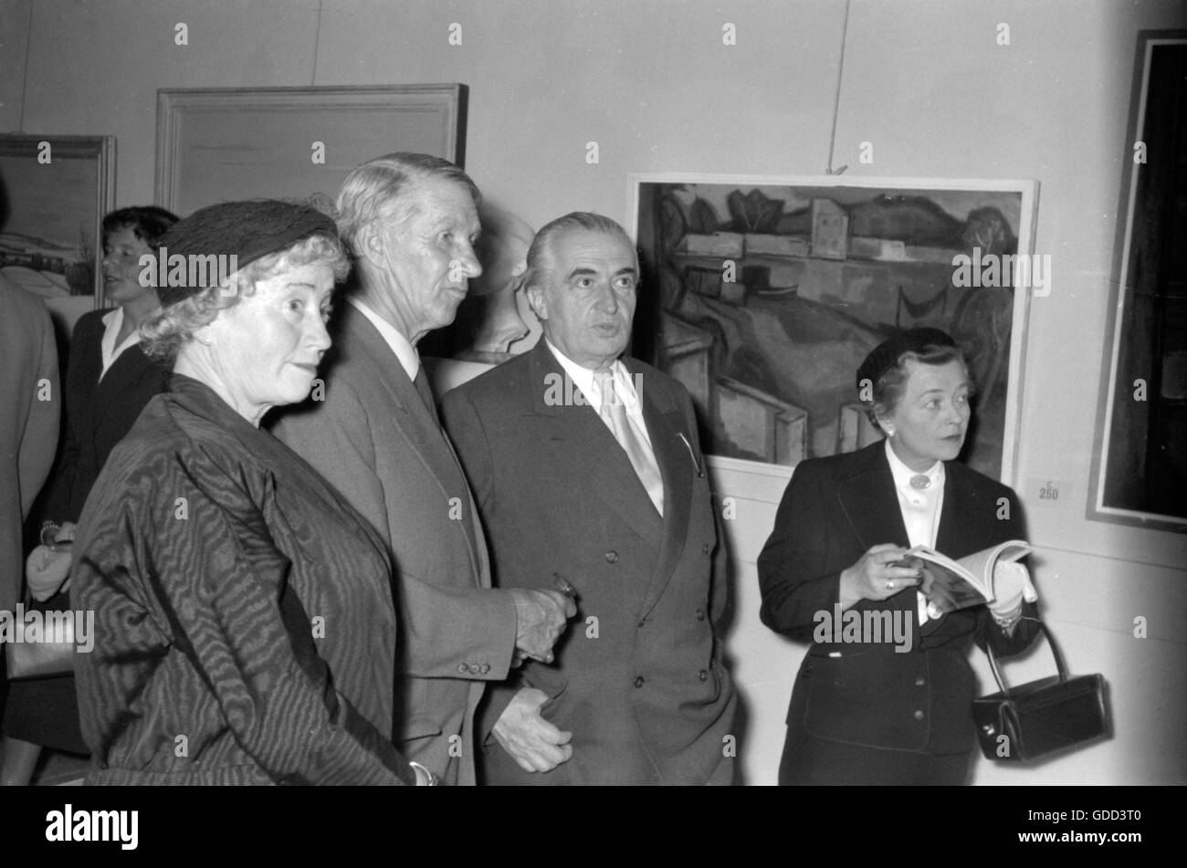 Gurlitt, Wolfgang, 15.2.1888 - 26.3.1965, deutscher Kunsthändler und Verleger, in einer Kunstausstellung, München, Mai 1955, Stockfoto
