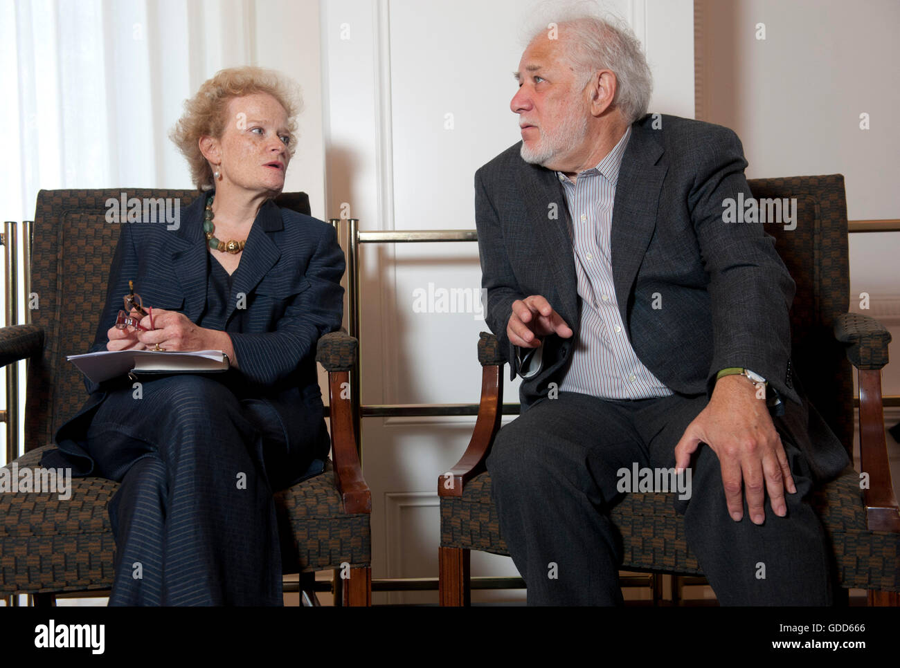 Royal Society of Literature gefeierten Autor Michael Ondaatje im Gespräch mit Fiammetta Rocco am frisch renovierten Kanada H Stockfoto