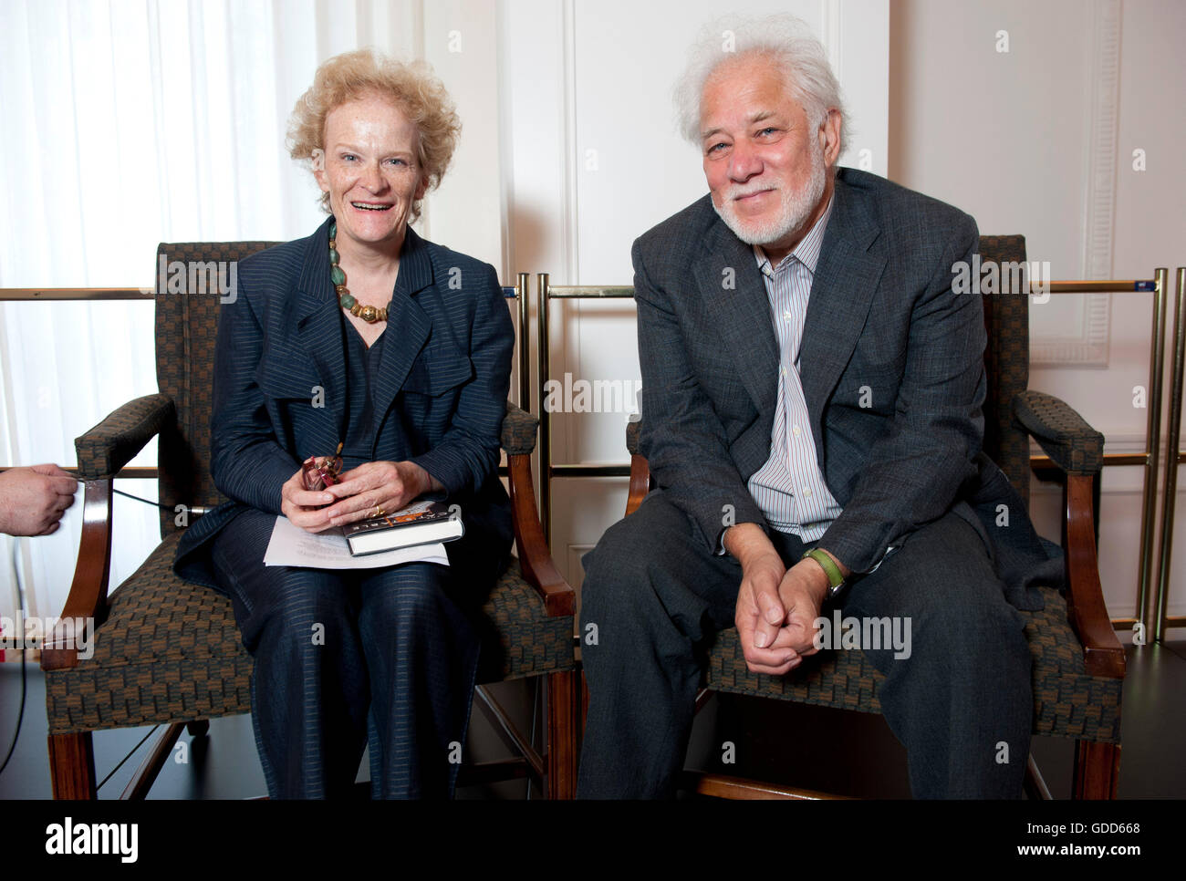 Royal Society of Literature gefeierten Autor Michael Ondaatje im Gespräch mit Fiammetta Rocco am frisch renovierten Kanada H Stockfoto