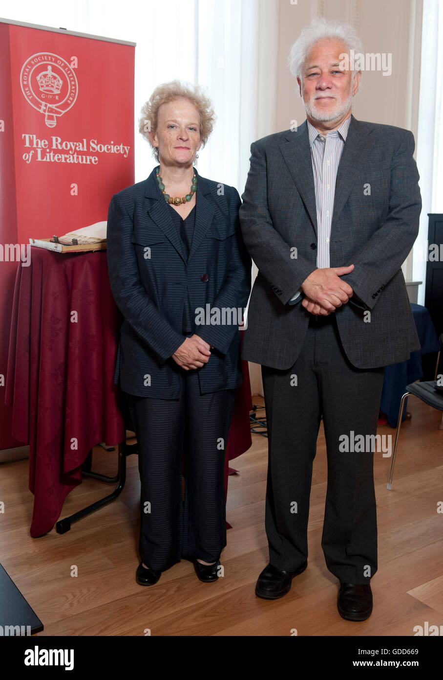 Royal Society of Literature gefeierten Autor Michael Ondaatje im Gespräch mit Fiammetta Rocco am frisch renovierten Kanada H Stockfoto