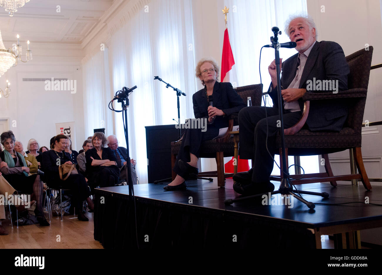 Der Royal Society of Literature Event mit ist gefeierten Autor Michael Ondaatje im Gespräch mit Fiammetta Rocco am frisch renovierten Canada House, Trafalgar Square, London Wc2. Reiseschriftsteller Colin Thubron auch im Bild hält einen Vortrag. Stockfoto