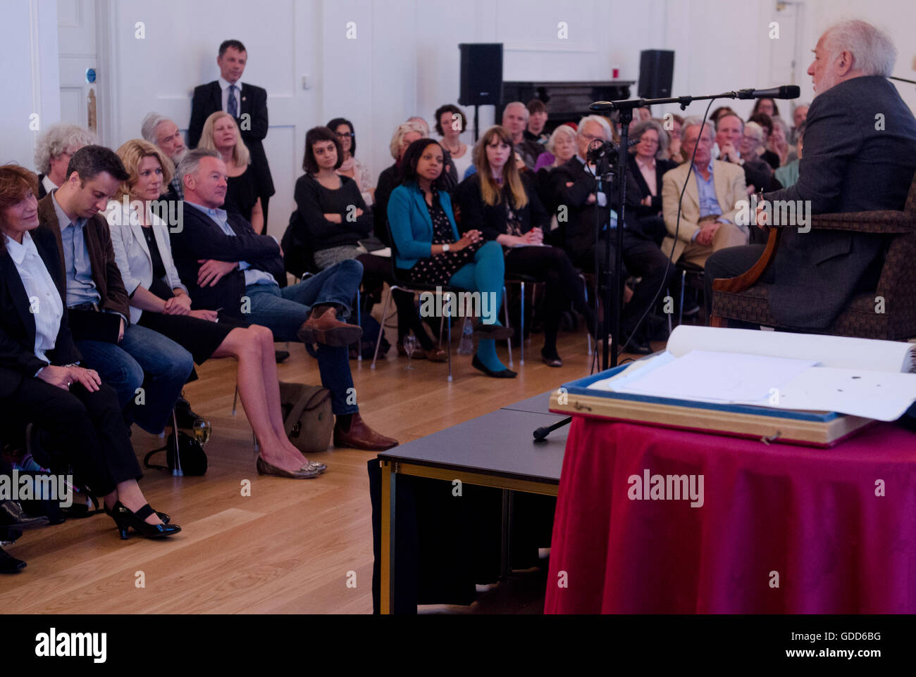 Der Royal Society of Literature Event mit ist gefeierten Autor Michael Ondaatje im Gespräch mit Fiammetta Rocco am frisch renovierten Canada House, Trafalgar Square, London Wc2. Reiseschriftsteller Colin Thubron auch im Bild hält einen Vortrag. Stockfoto