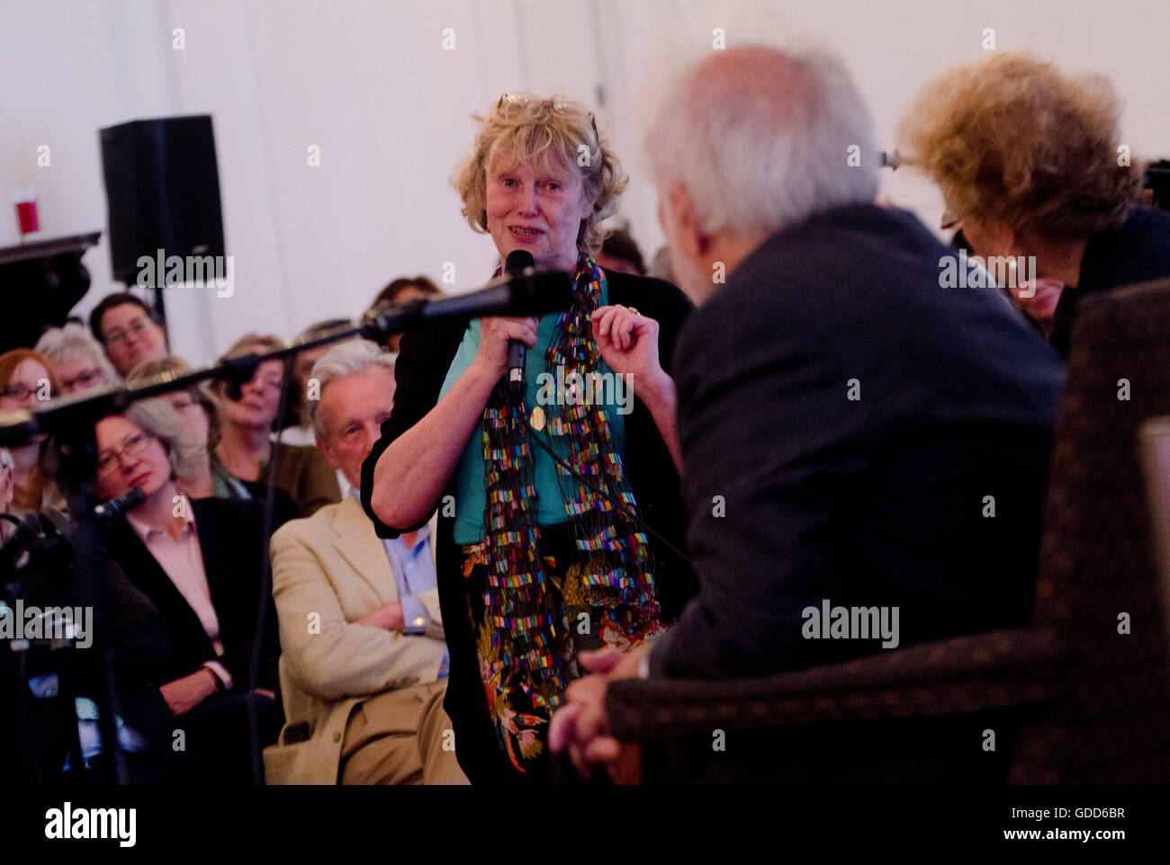 Der Royal Society of Literature Event mit ist gefeierten Autor Michael Ondaatje im Gespräch mit Fiammetta Rocco am frisch renovierten Canada House, Trafalgar Square, London Wc2. Reiseschriftsteller Colin Thubron auch im Bild hält einen Vortrag. Stockfoto