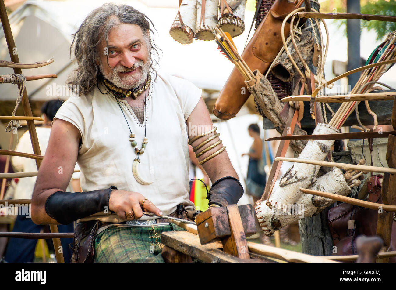 Ein Holzschnitzer Blacksmit Handwerker erkennen Waffen bei einem Celtic Festival Stockfoto
