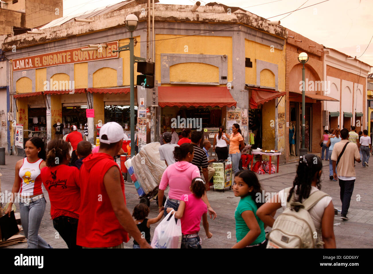 Menschen in einer Einkaufsstraße in der Stadt Valencia im Westen von Venezuela. Stockfoto