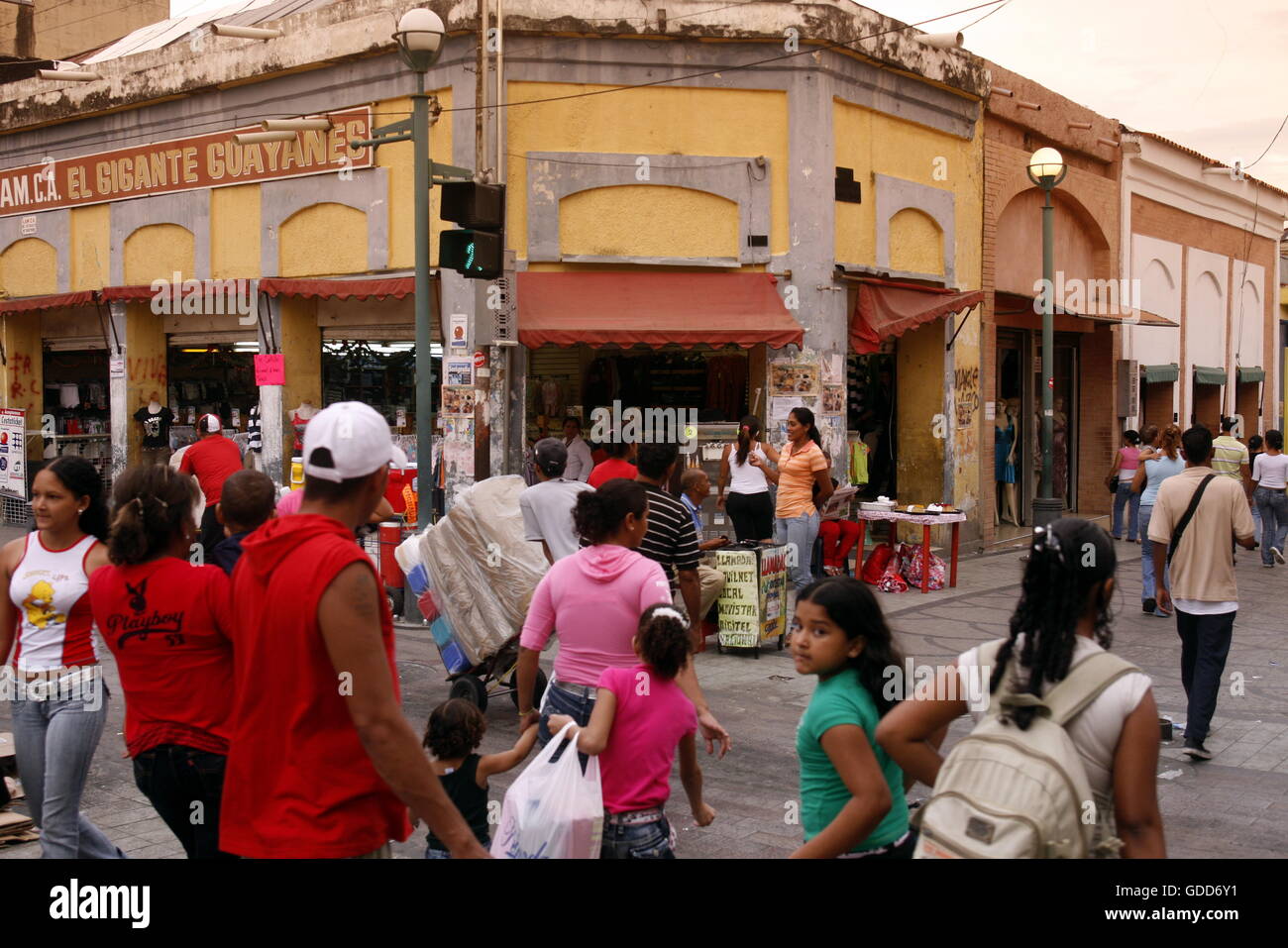 Menschen in einer Einkaufsstraße in der Stadt Valencia im Westen von Venezuela. Stockfoto