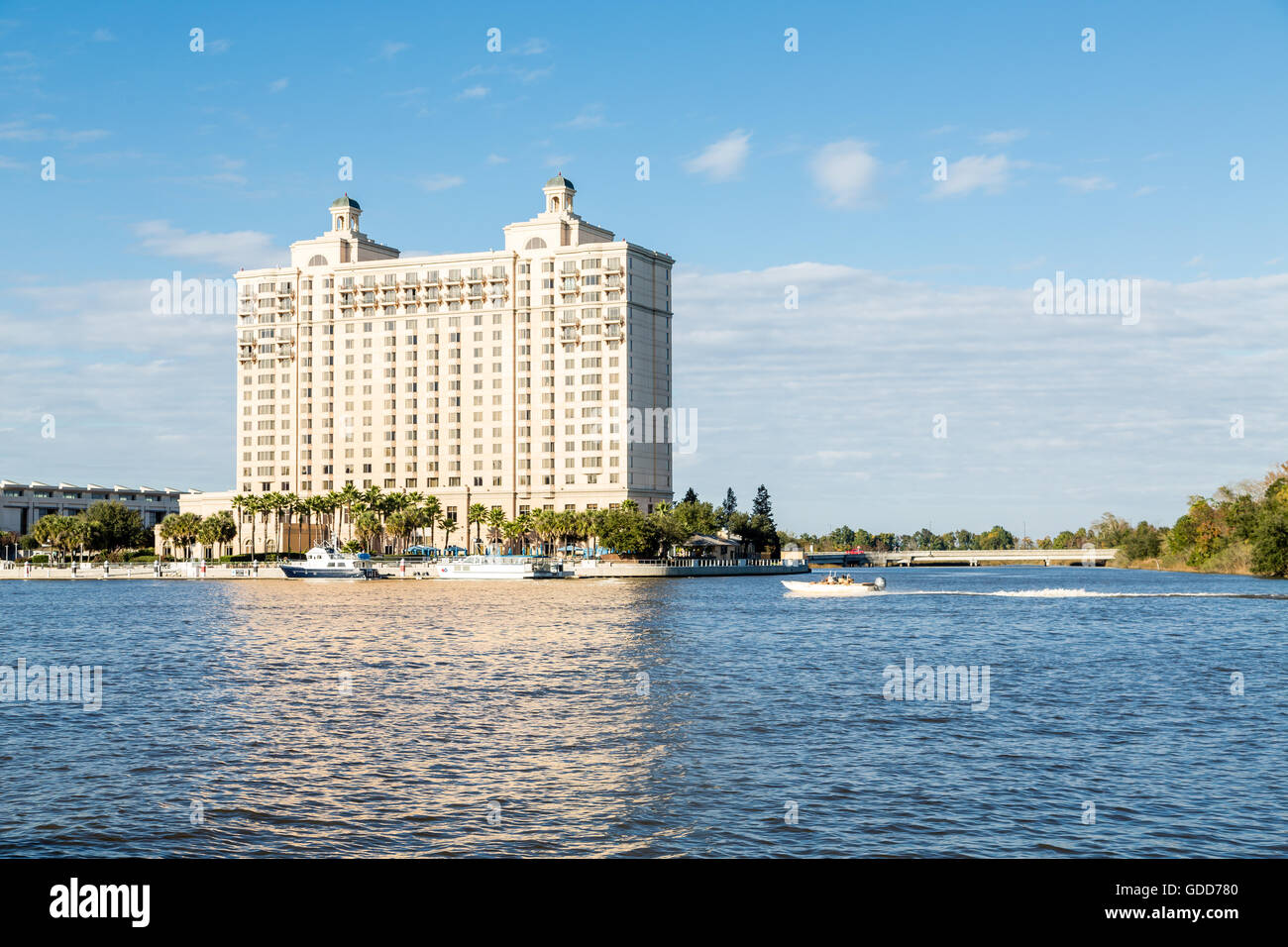 Bunte Fähren in einem Riverfront Hotel am Savannah River angedockt Stockfoto