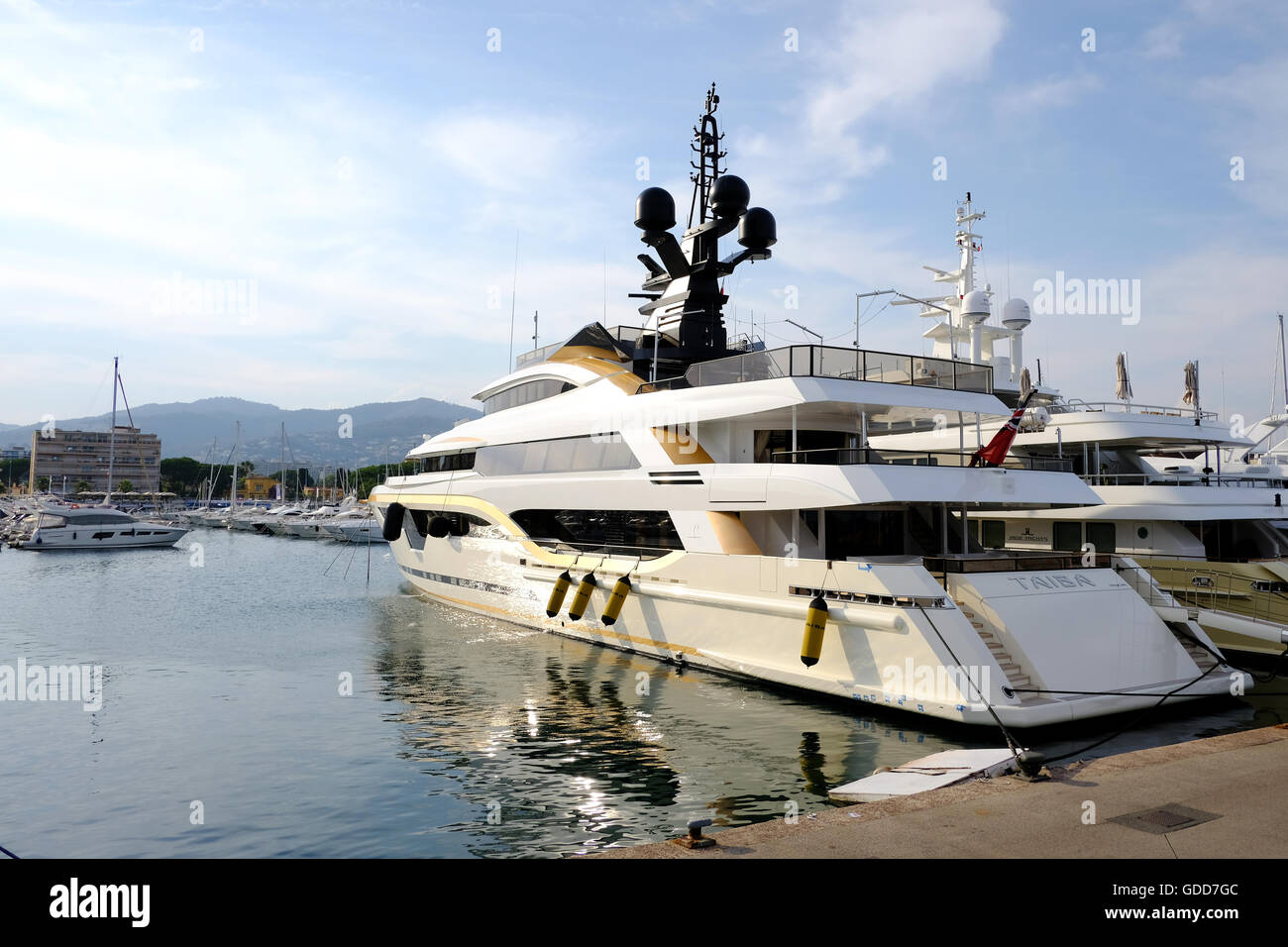 Eine super Luxus-Yacht vor Anker im Hafen Stockfoto