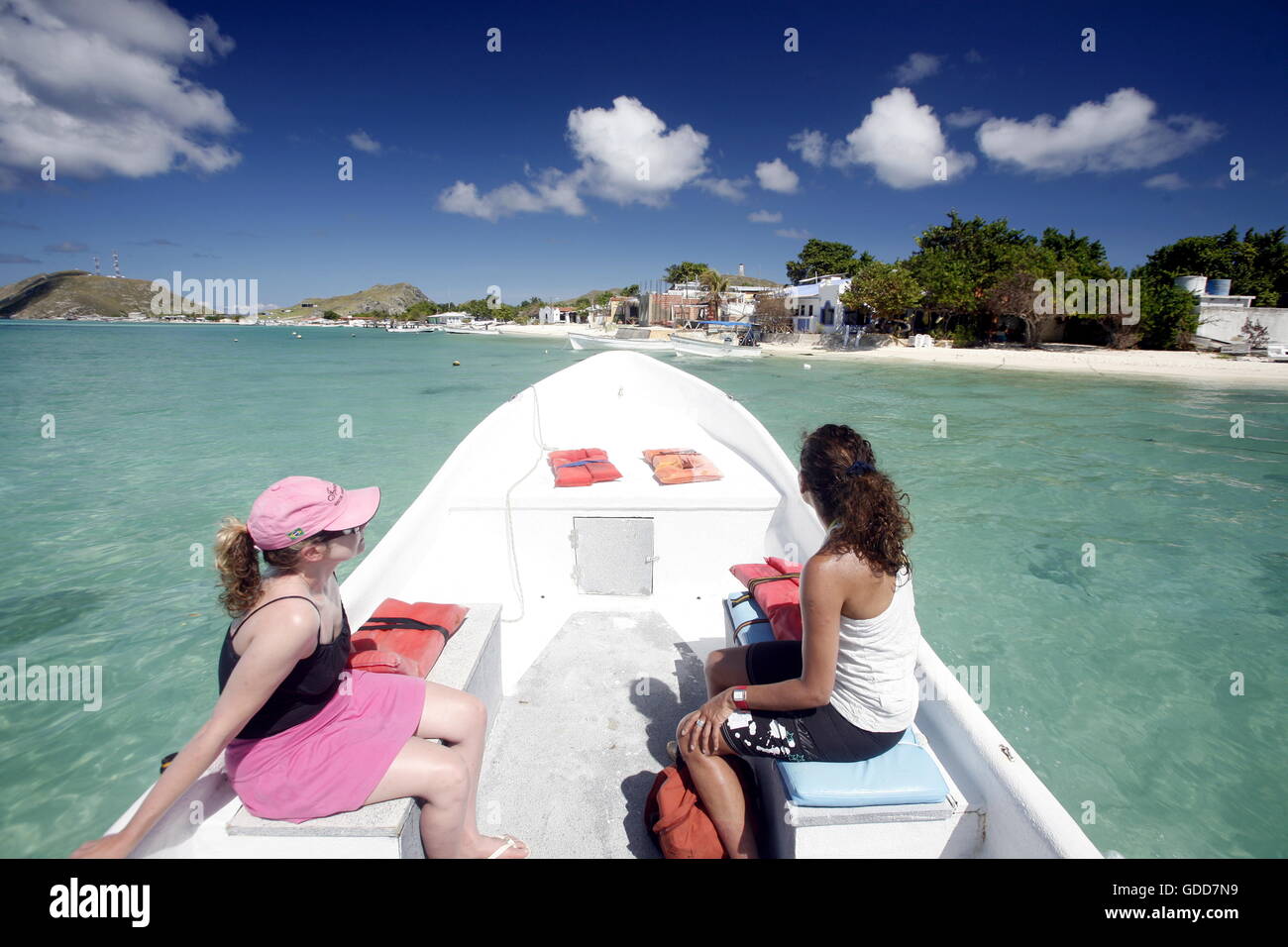 eine Bootstour in der Nähe des Dorfes auf der Insel Gran Roque auf Los Roques Inseln in der Karibik von Venezuela. Stockfoto