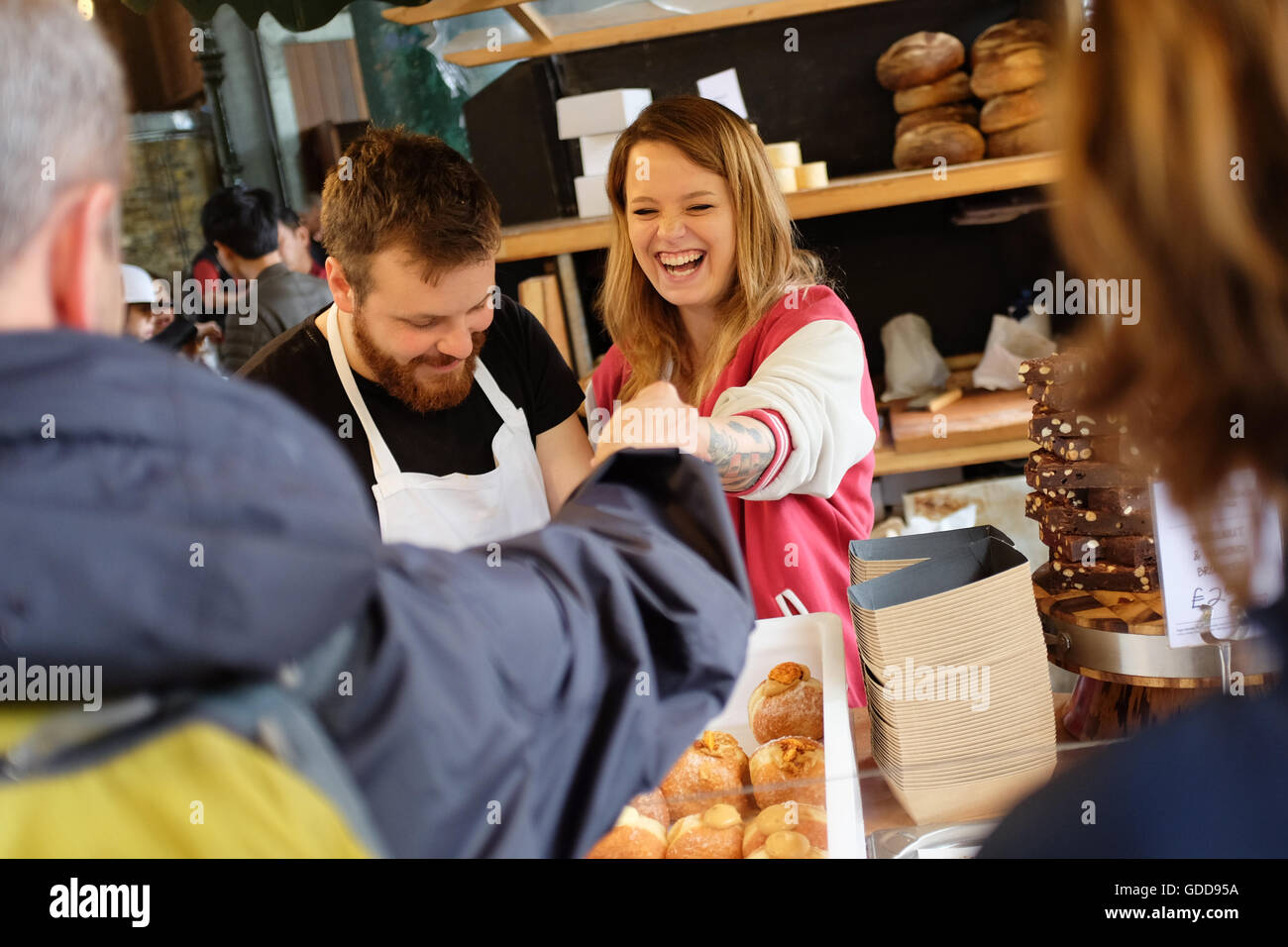 Ein Stall Besitzer Änderung an einem Shopper bei Borough Market in London, England zurückzugeben. Stockfoto