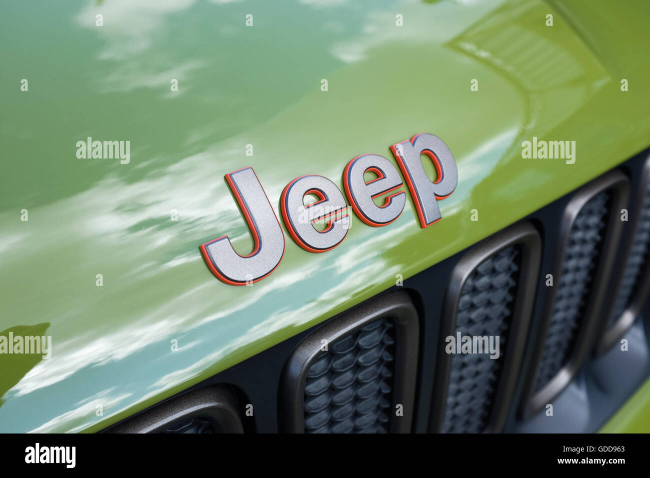 Das Wort "Jeep" auf einem grünen Jeep-Fahrzeug. Stockfoto