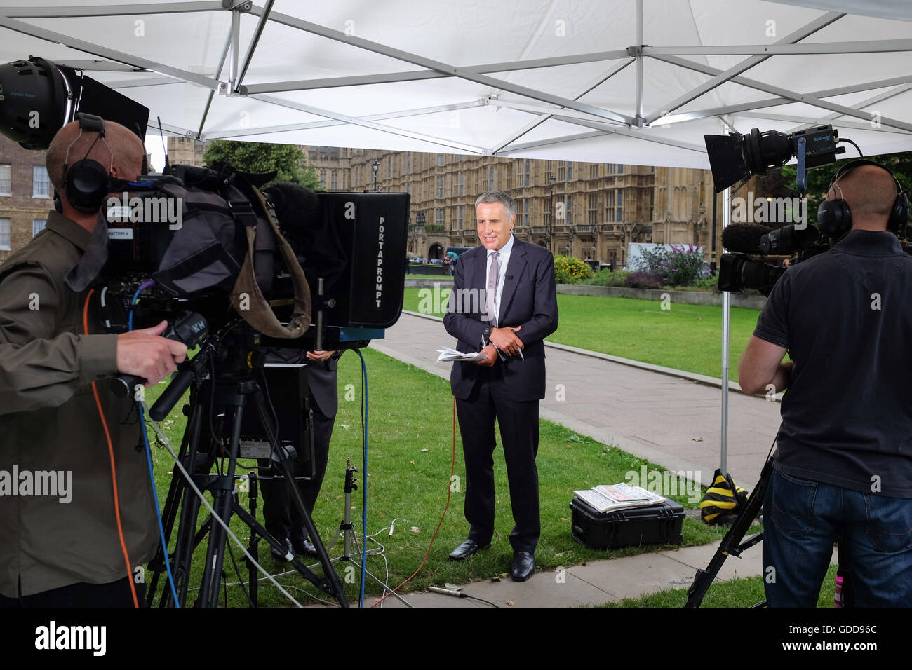 Dermot Murnaghan Einreichung einen Nachrichtenbeitrag von außerhalb der Houses of Parliament in London, England. Stockfoto