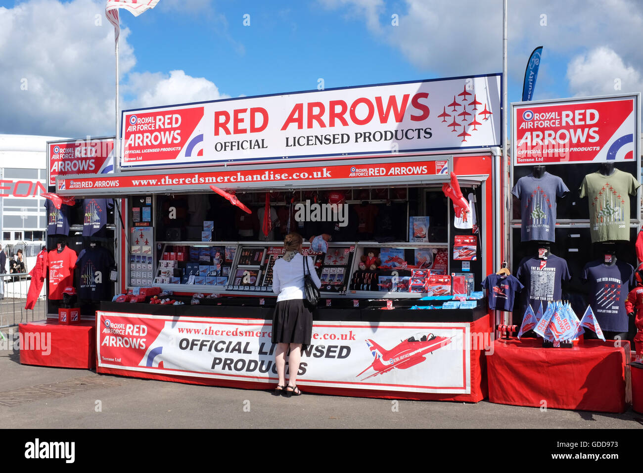Ein Geschäft für Ware für Großbritanniens Red Arrows Kunstflug Team display. Stockfoto