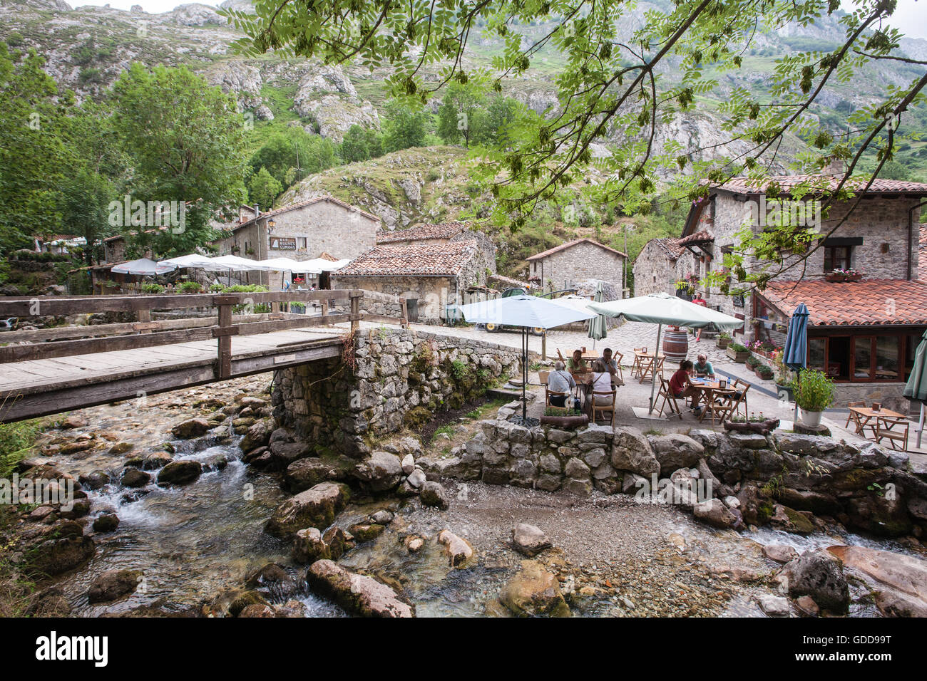 Bulnes Dorf, Macizo Mittel-region,Asturias.Hiking in Picos de Europa, Europa-National-Park, Nordirland, Spanien, Cafe, Essen. Stockfoto