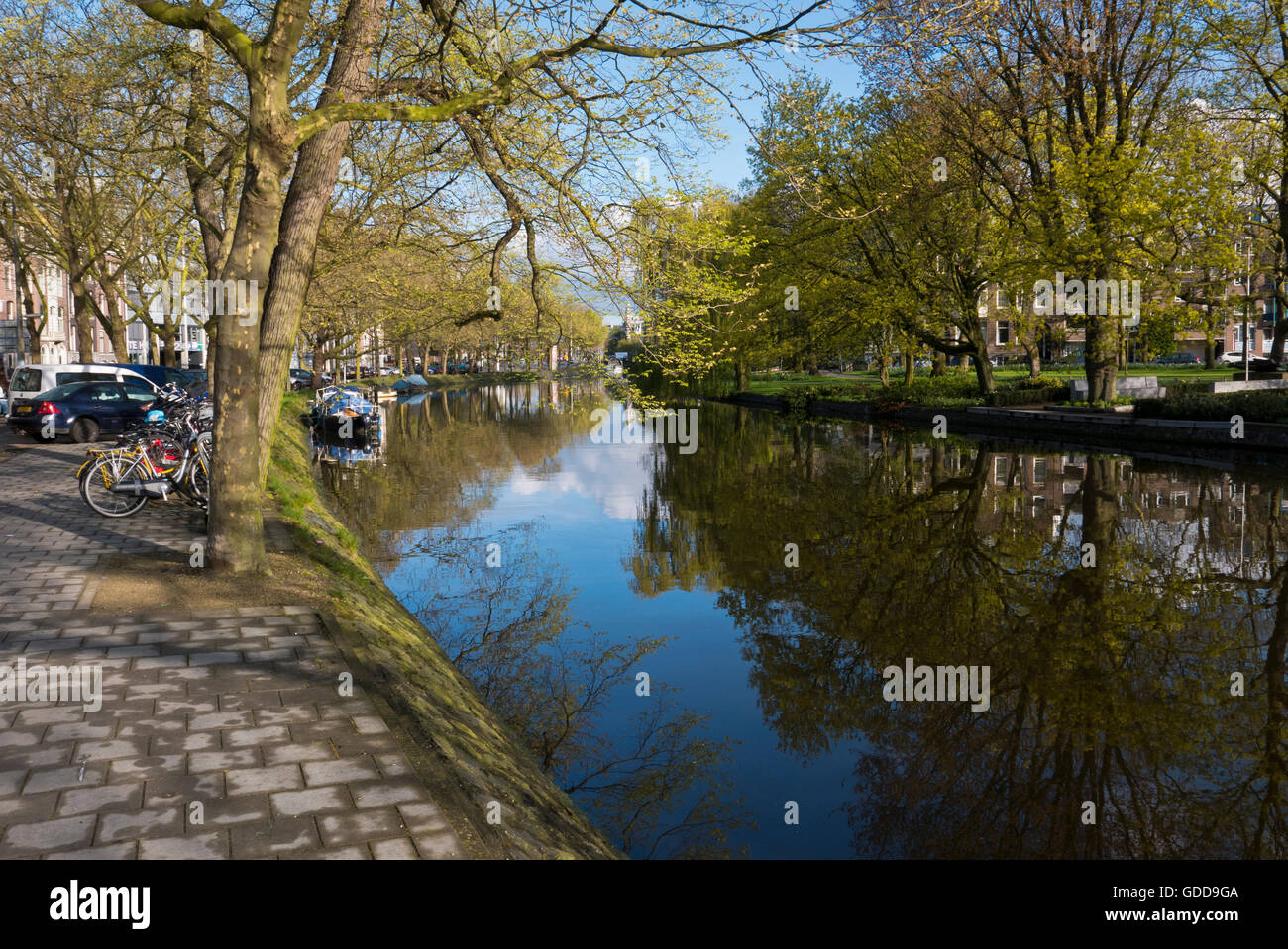 Fahrräder durch Geländer geparkt in der Nähe der Kanal in Amsterdam, Holland, Niederlande. Stockfoto