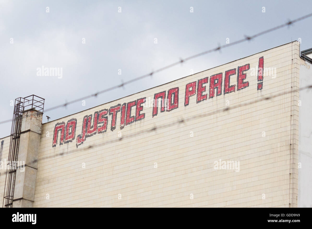 Keine Gerechtigkeit, keine Ruhe Graffiti auf Gebäude in Berlin, Deutschland. Stockfoto